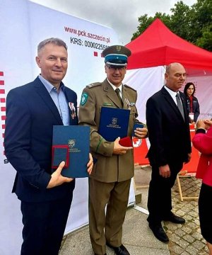 Szczecińscy policjanci wyróżnieni odznaczeniami honorowymi Gryfa Zachodniopomorskiego i PCK